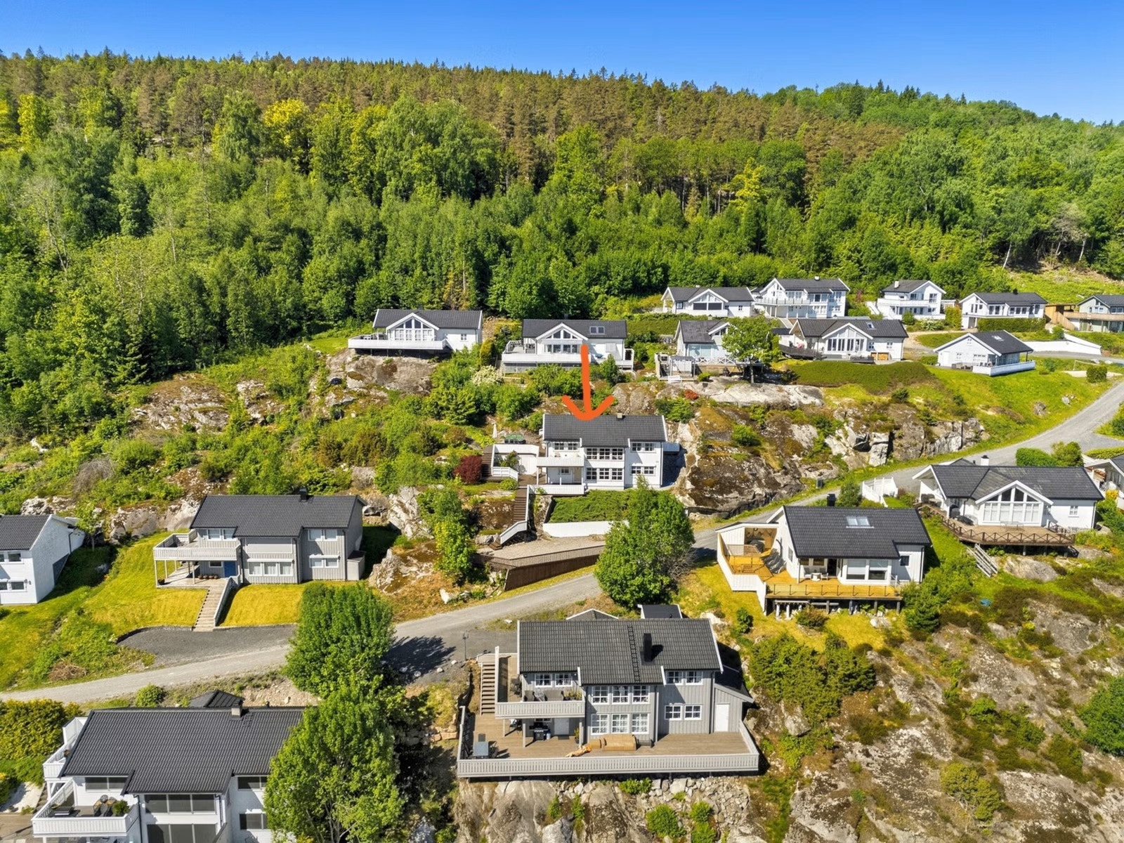 Hytten ligger fint til i terrenget med en attraktiv beliggenhet. Galleribilde