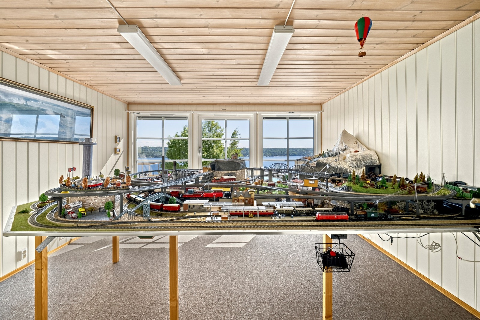 TV-stuen benyttes som hobbyrom (märklintog/togplate fjernes før overtagelse om ønskelig). Galleribilde