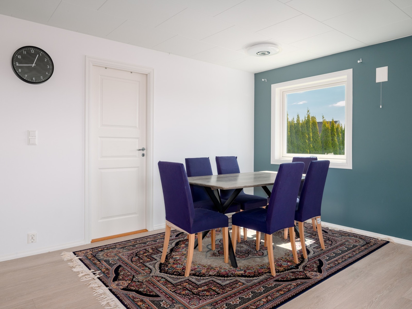 I tilknytning til stuen er det god plass til en større spisegruppe Galleribilde