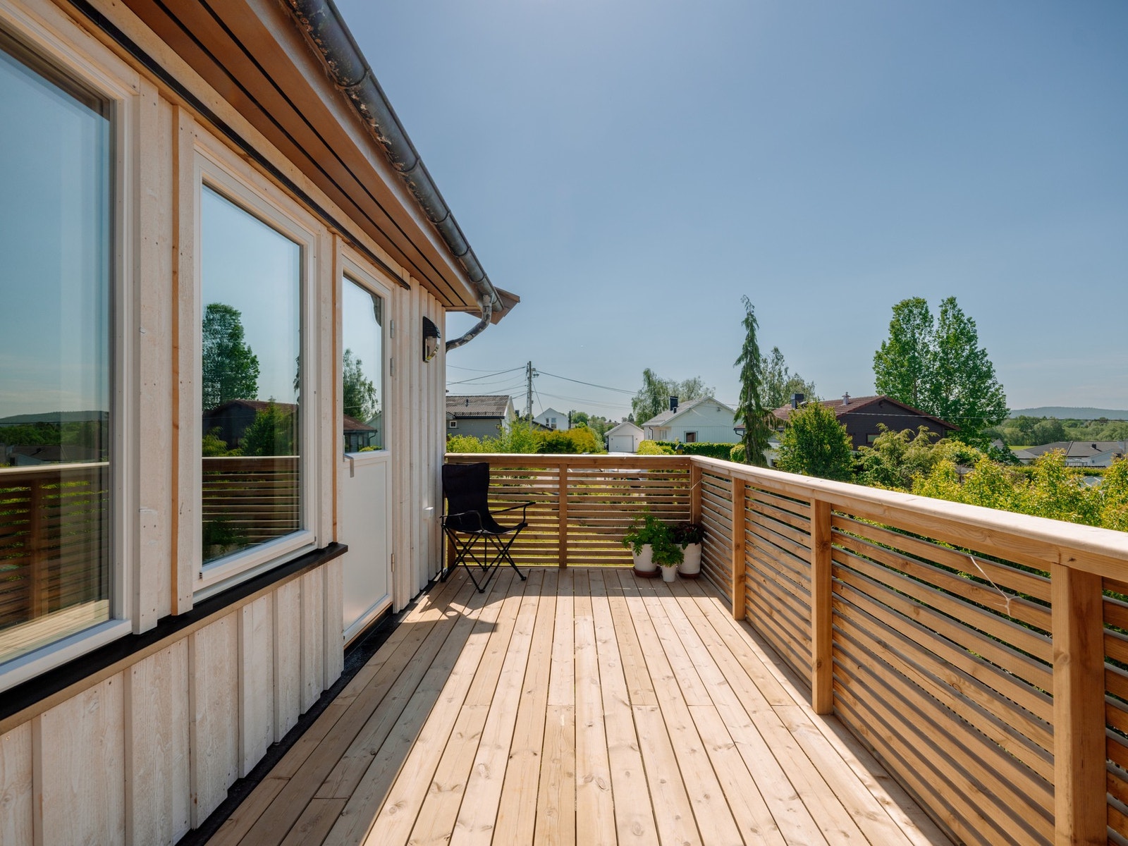 Eiendommen byr på en solrik terrasse på 14 kvm - samt en luftebalkong på 4 kvm! Galleribilde