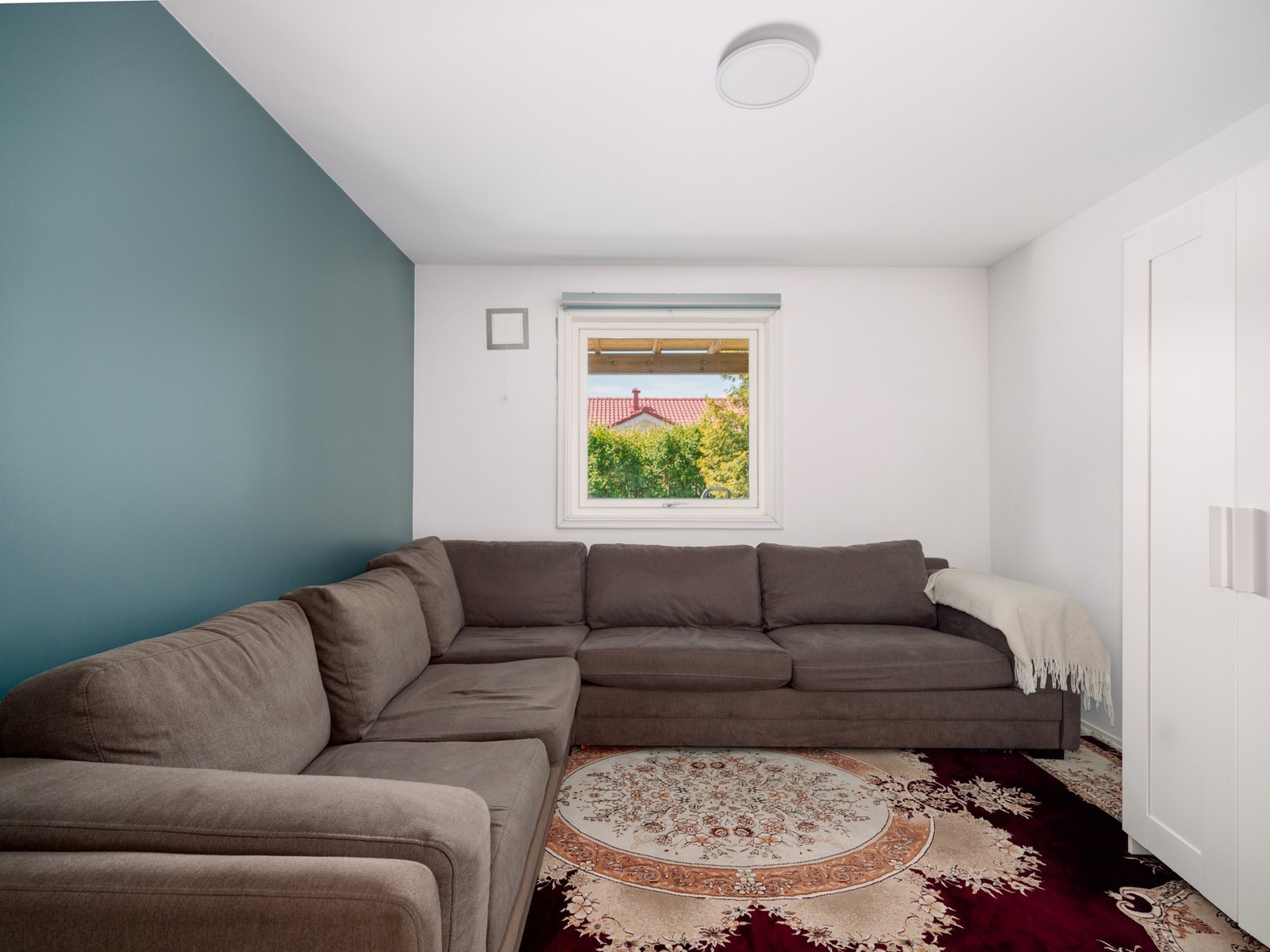Soverommet er i dag innredet med en sofa Galleribilde