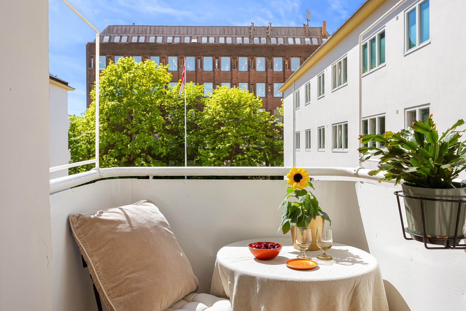 Balkongen ligger lunt til med flott utsyn og erttermiddagssol Galleribilde