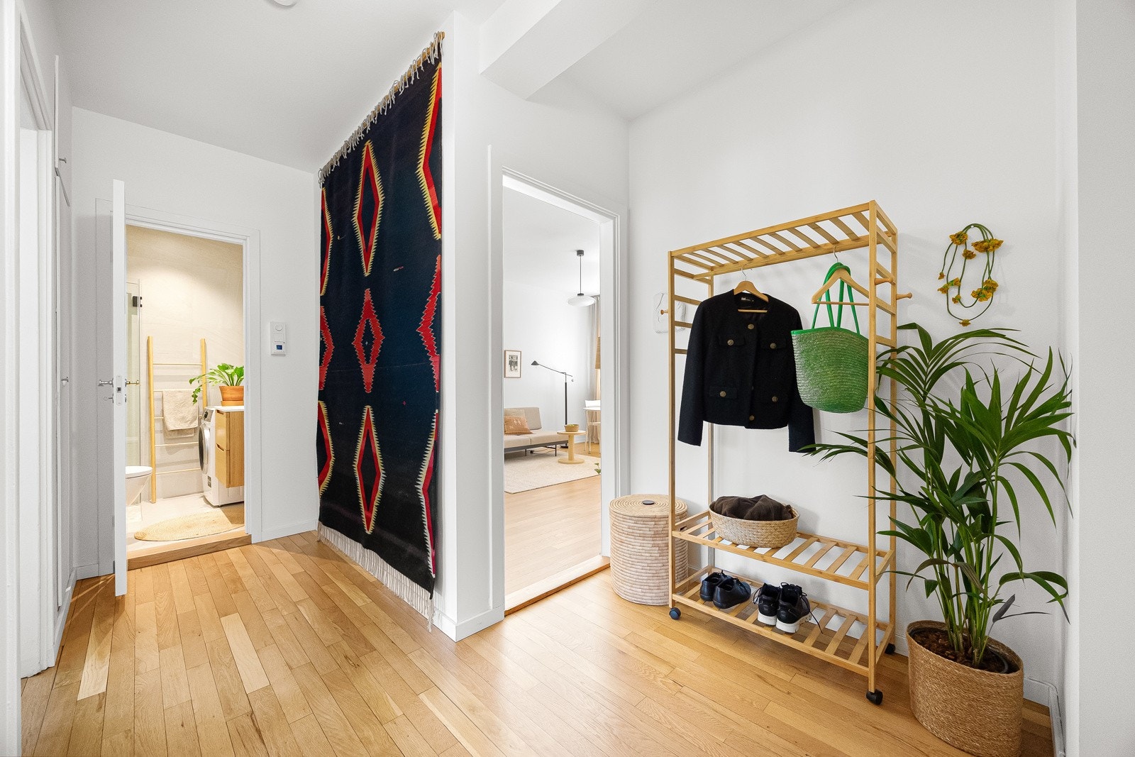 Åpen og innbydende entrè med plass til oppheng av yttertøy og sko. Det er installert calling-anlegg med portåpner Galleribilde