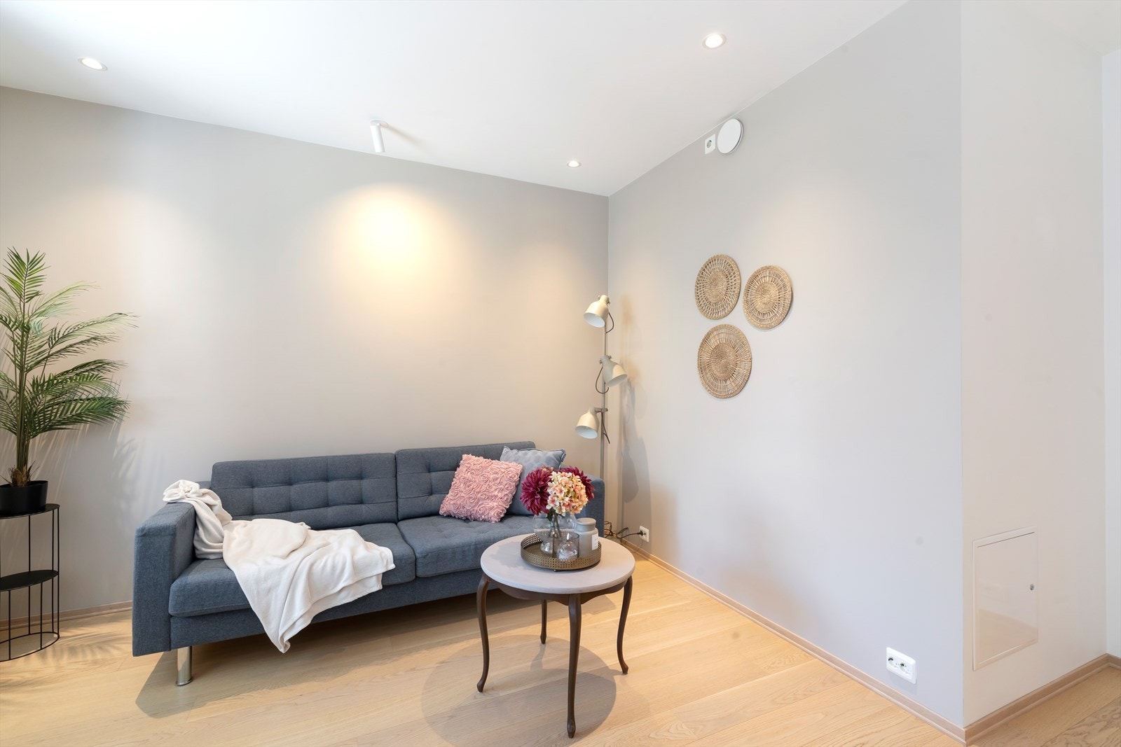 Innredet i moderne og fine farger med flotte en stavs gulv i eik plank Galleribilde