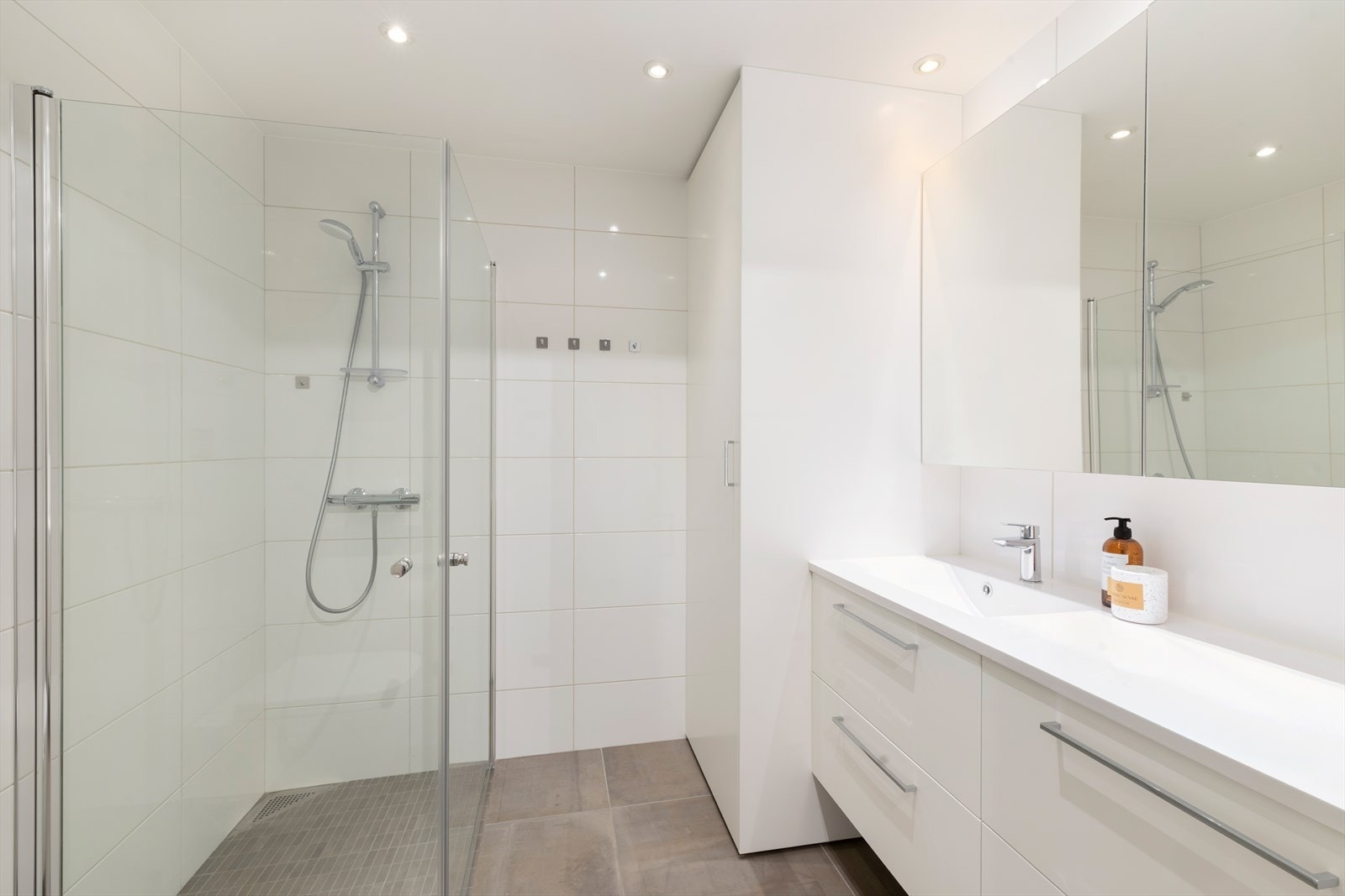 Lekkert bad/ wc. Vannbåren gulvvarme Galleribilde
