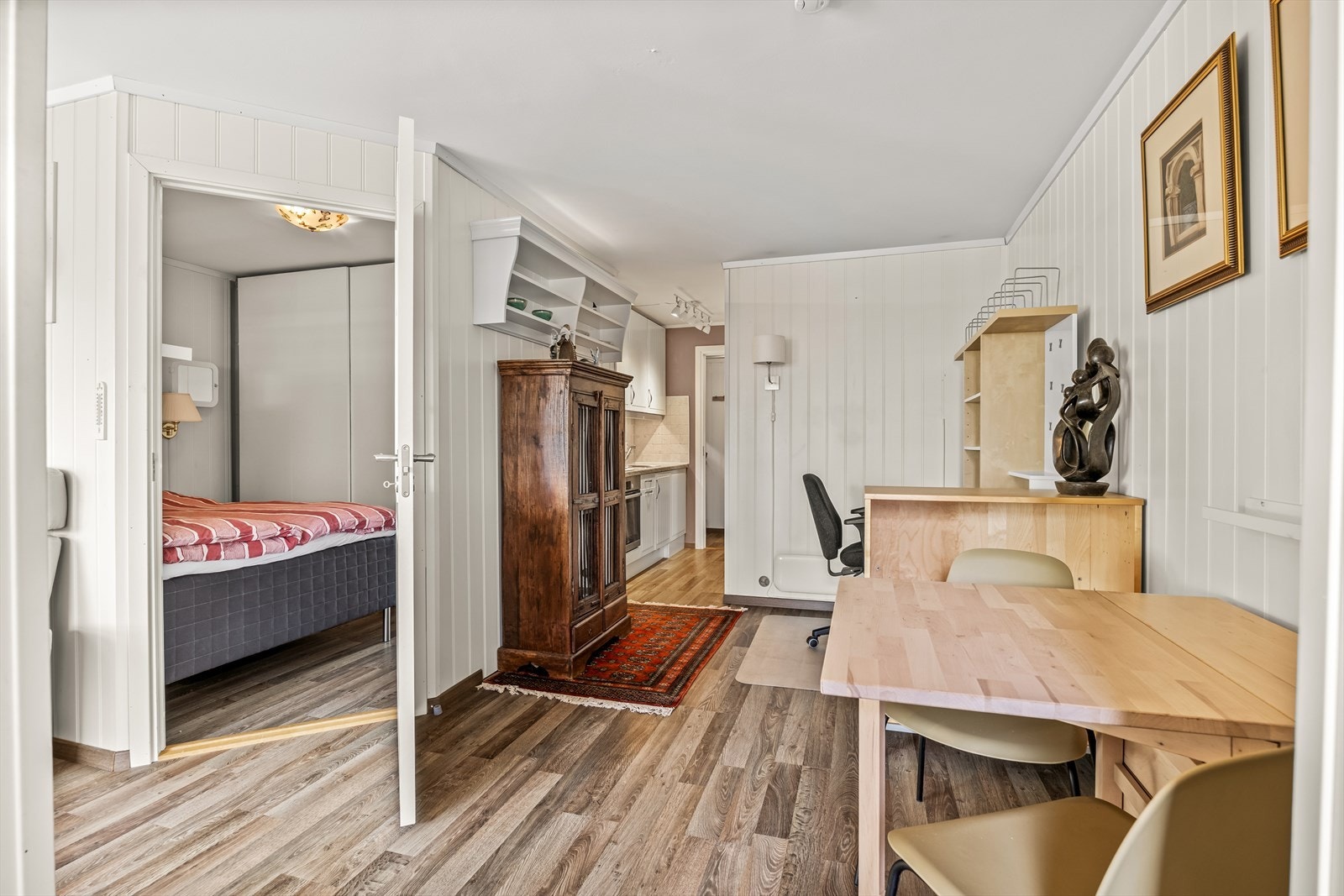 Stue med adkomst til sovealkove. Galleribilde