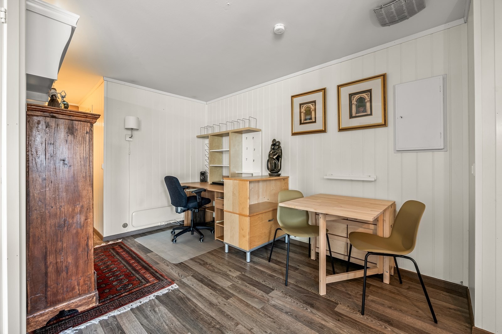 Her er det også plass til både spiseplass og arbeidsområde. Galleribilde