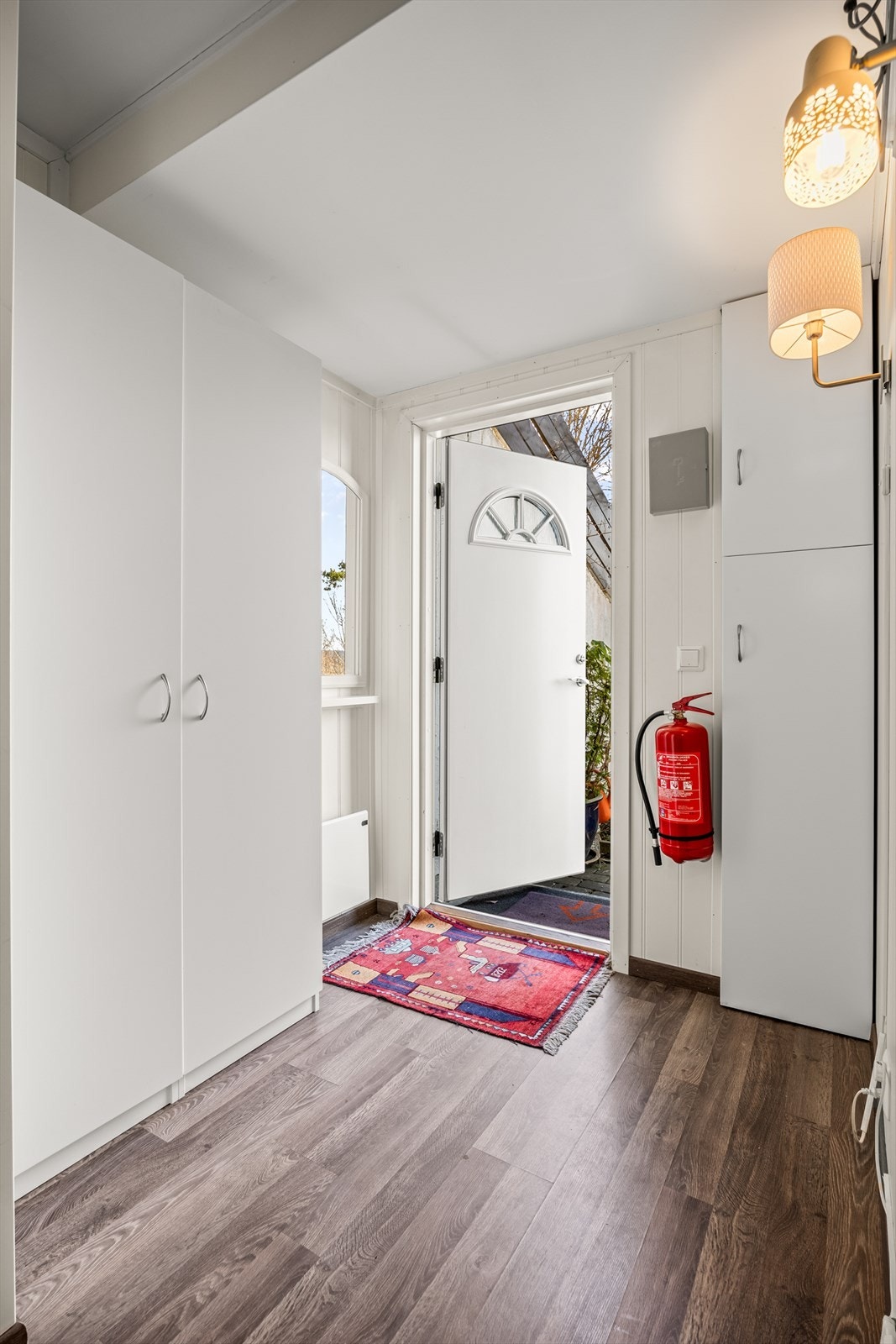 Lys og funksjonell entré med garderobeskap og plass til oppbevaring av yttertøy og sko. Galleribilde