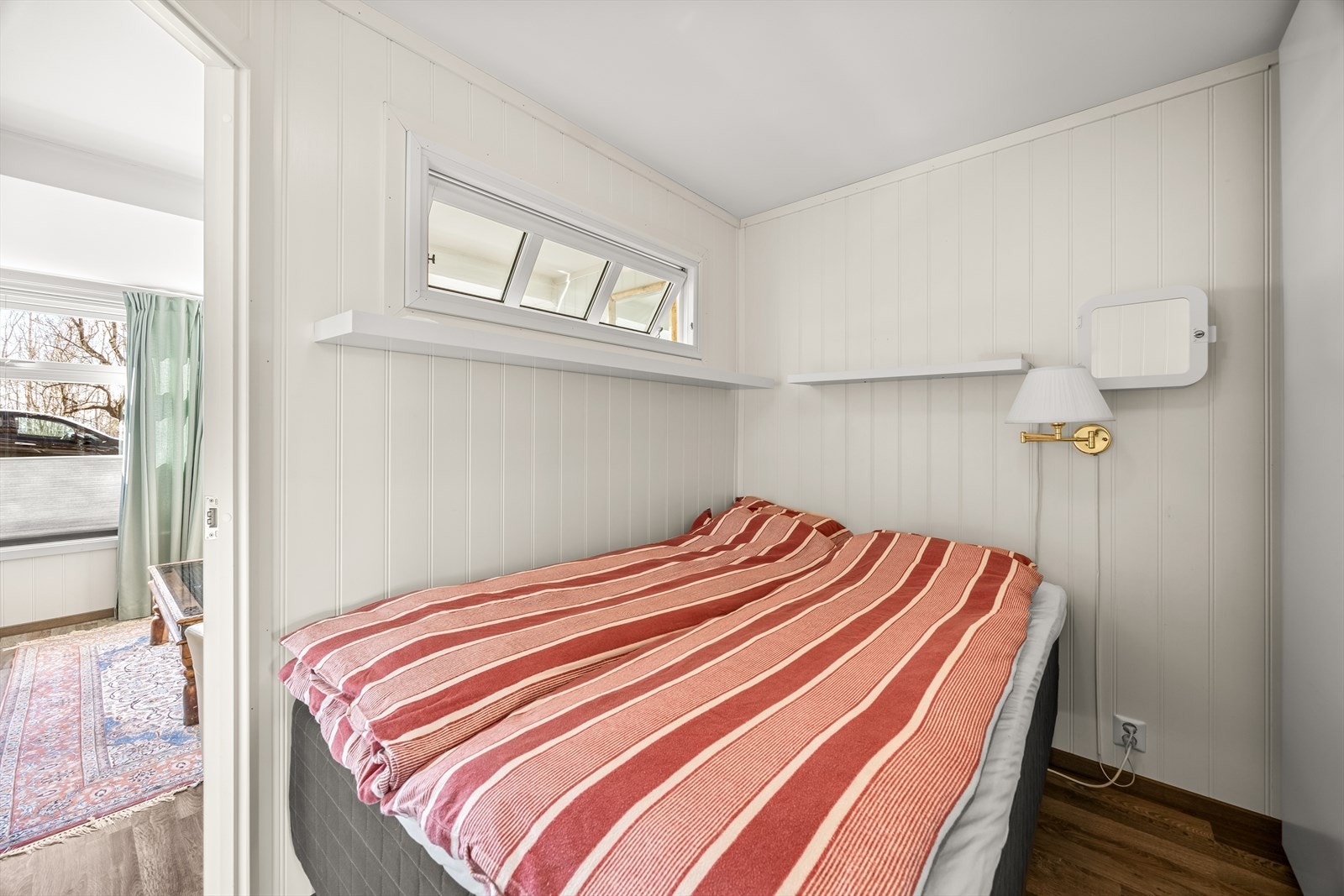 Praktisk sovealkove med plass til et stort garderobe og god plass til en dobbelseng. Galleribilde