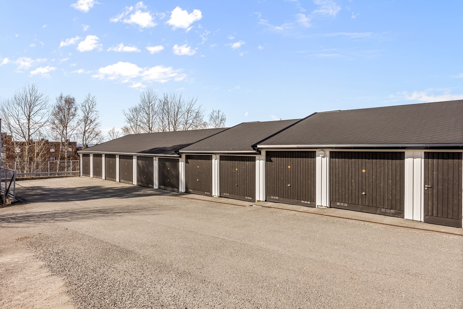 Det medfølger egen garasjeplass i rekke. Garasjeplassen er på velforeningens fellesområde. Garasje 164. Galleribilde