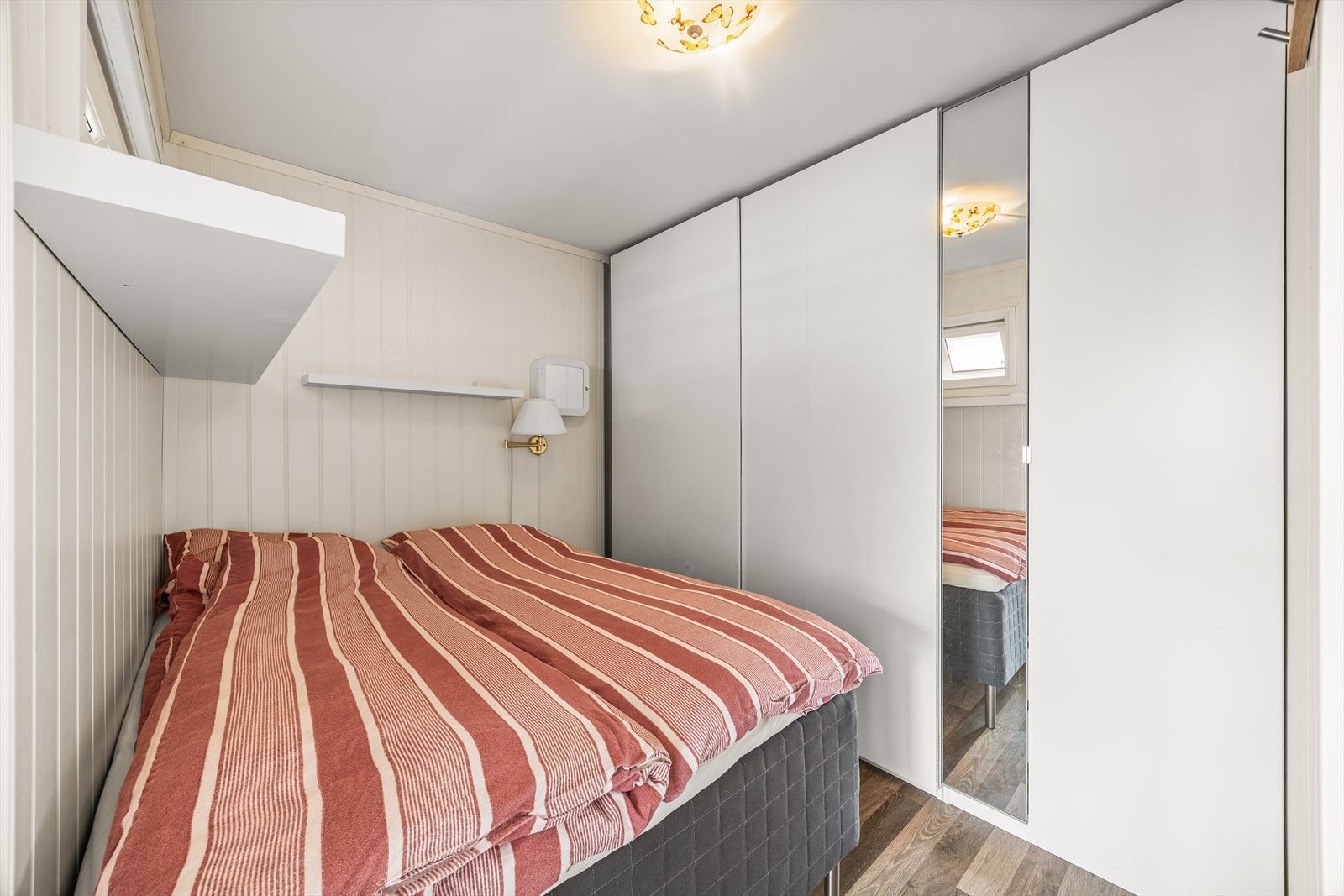 Praktisk sovealkove med plass til et stort garderobe og god plass til en dobbelseng. Galleribilde