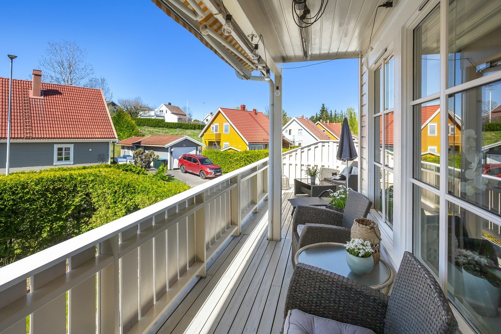 Stor og solrik terrasse Galleribilde