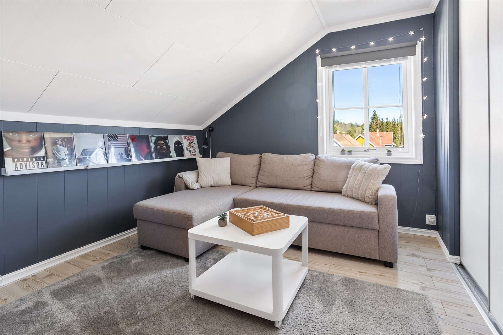 Ett av soverommene i loftsetasjen brukes i dag som loftstue, som gir ekstra spillerom og er et perfekt oppholdssted for barn og voksne. Galleribilde