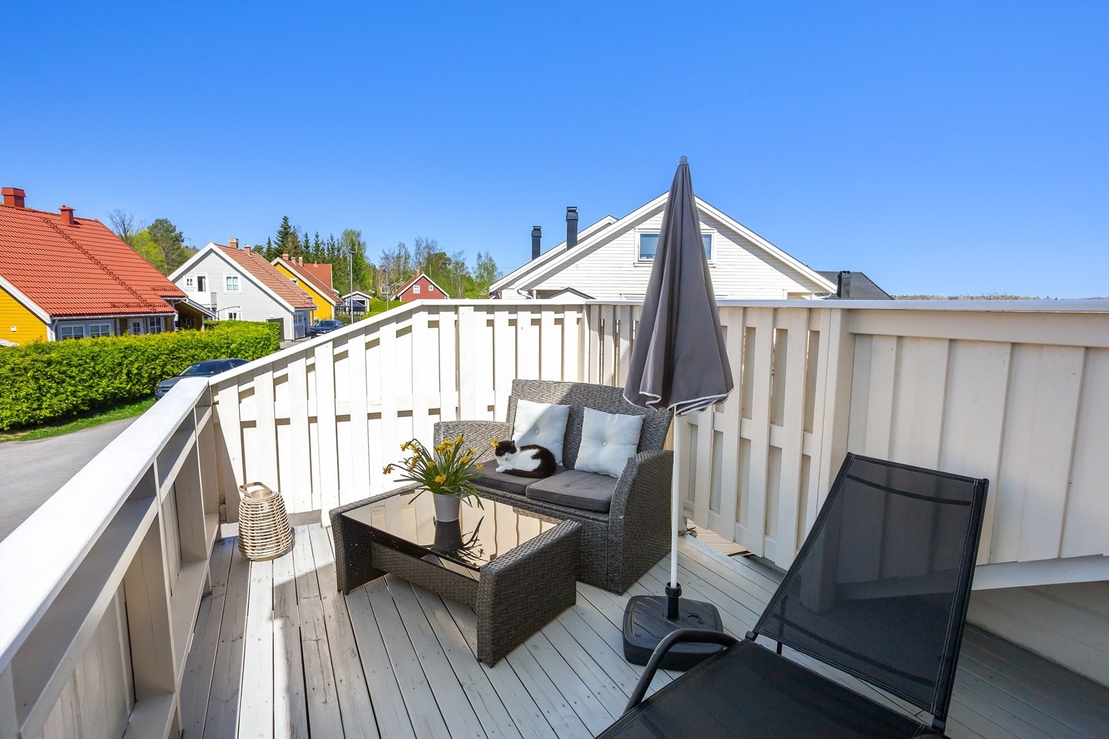 Stor, solrik og usjenert terrasse Galleribilde