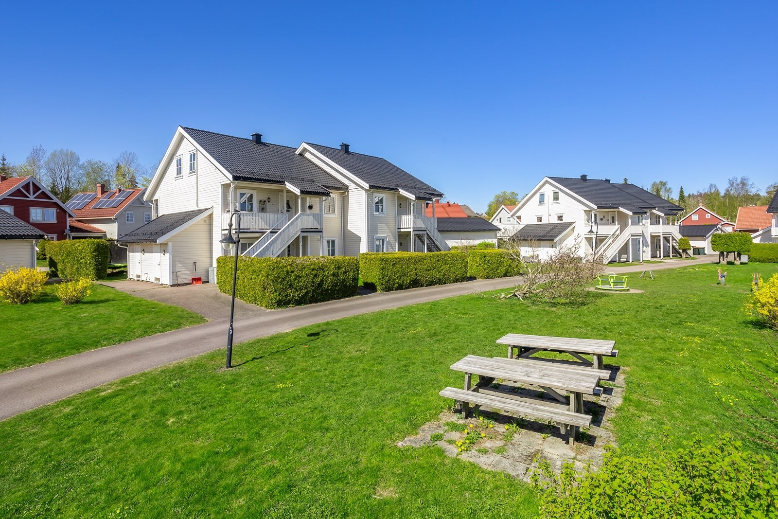 Borettslaget har store, velholdte fellesarealer med plass for lek og sosialt samvær. Galleribilde