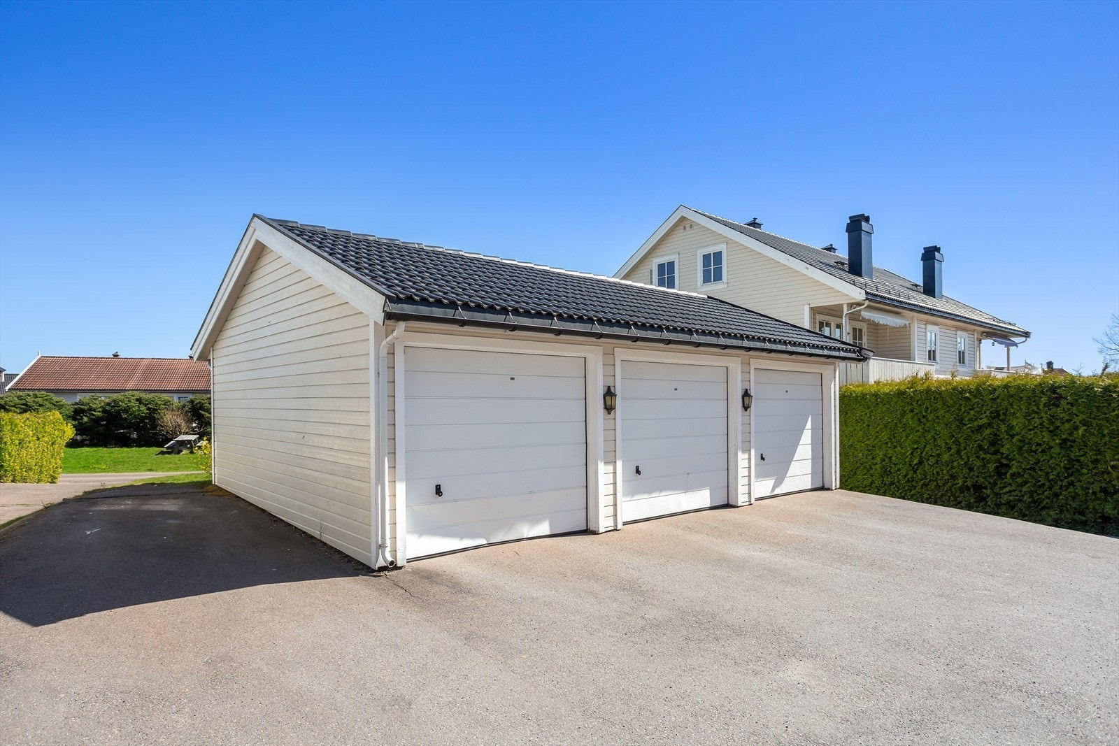 Det medfølger en egen garasjeplass i felles garasjerekke fra 2008. Galleribilde