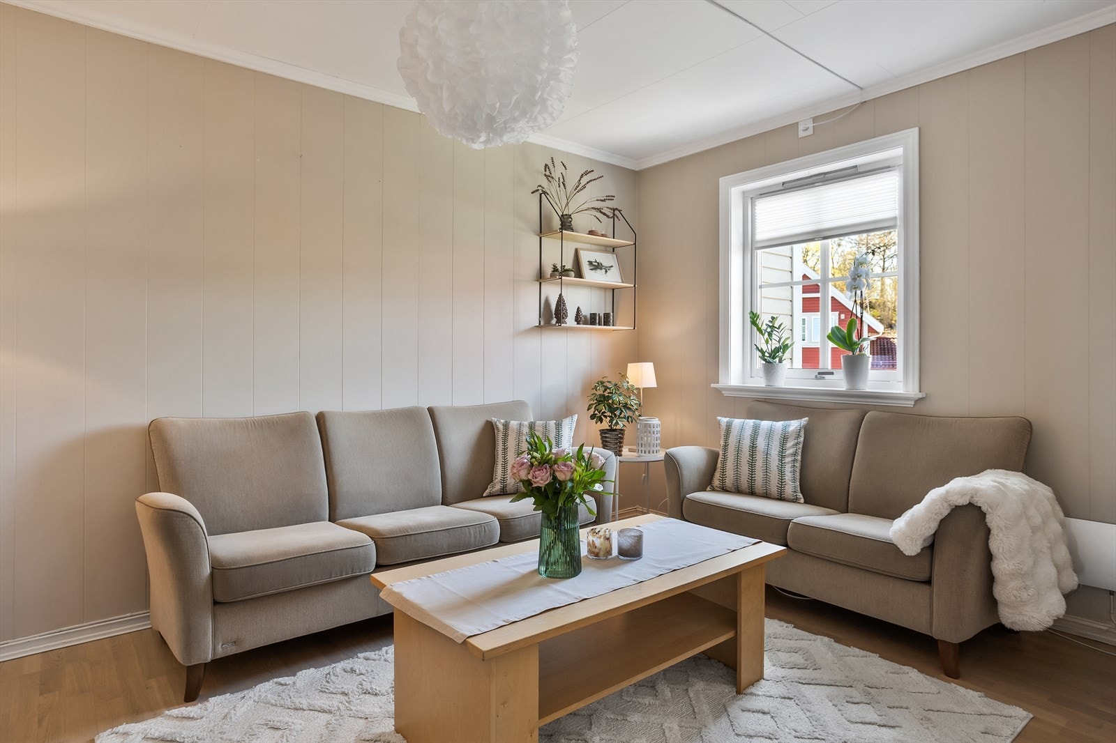 Romslig stue med god plass til sittegruppe og spisebord Galleribilde
