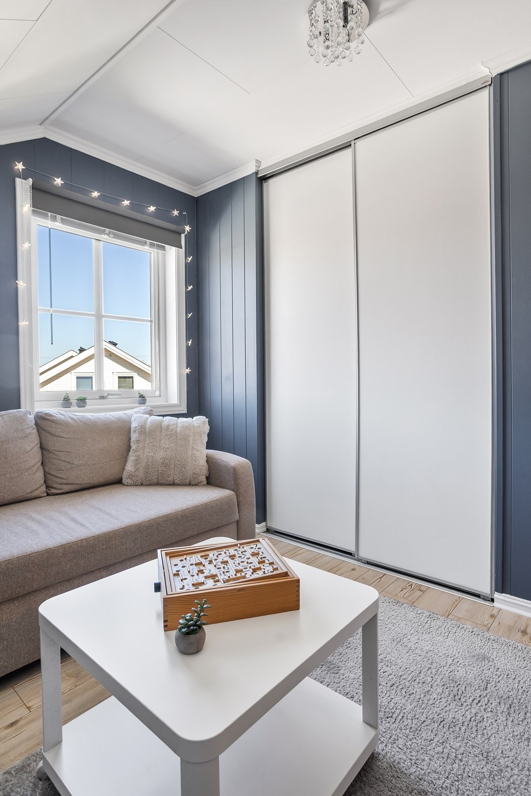 Her er det god plass til seng/sofa, og rommet har en praktisk skyvedørsgarderobe for effektiv oppbevaring. Galleribilde