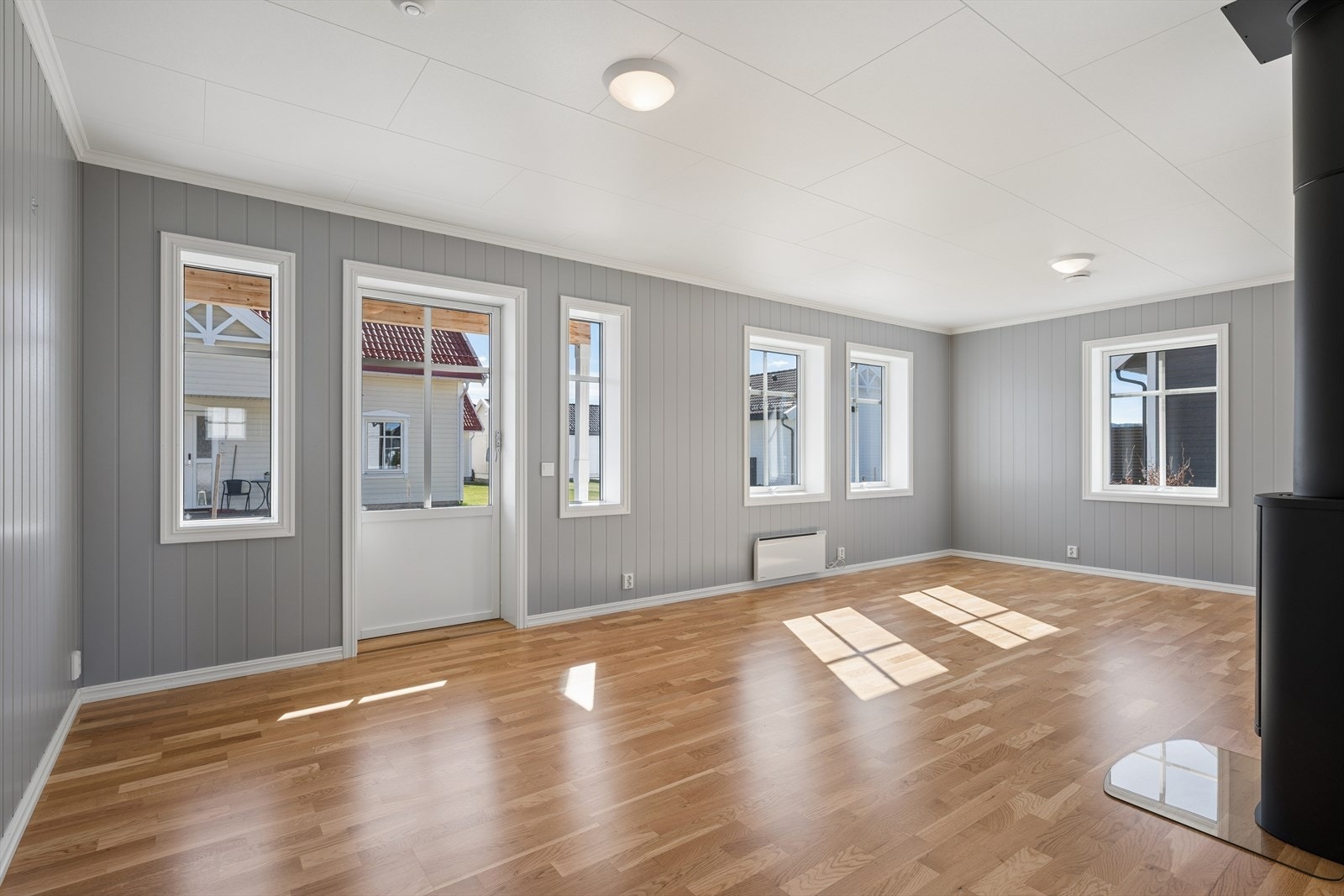Store vindusflater med 3-lags glass sikrer godt med dagslys og energieffektivitet. Galleribilde