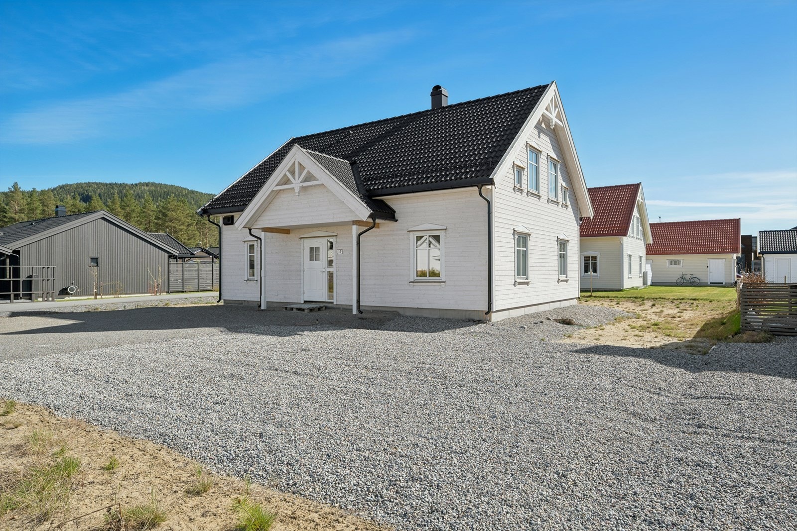 Eiendommen er opparbeidet og gruset, og ligger til rette for videre tilpasning etter kjøpers behov og ønsker. Velkommen til visning! Meld deg på ved å trykke "visningspåmelding" i våre boligannonser. Galleribilde
