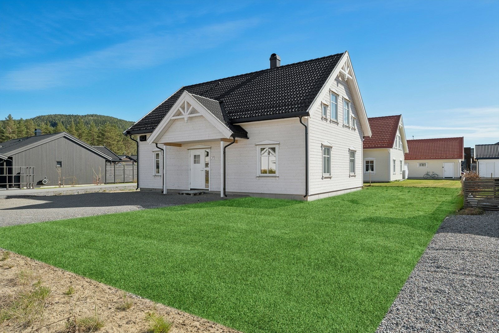 Senior Eiendomsmegler Torfinn Holen har gleden av å presentere Ole Nilsedalens Vei 14!. Plenen er digitalt retusjert, da det per i dag ikke er opparbeidet plen. Galleribilde