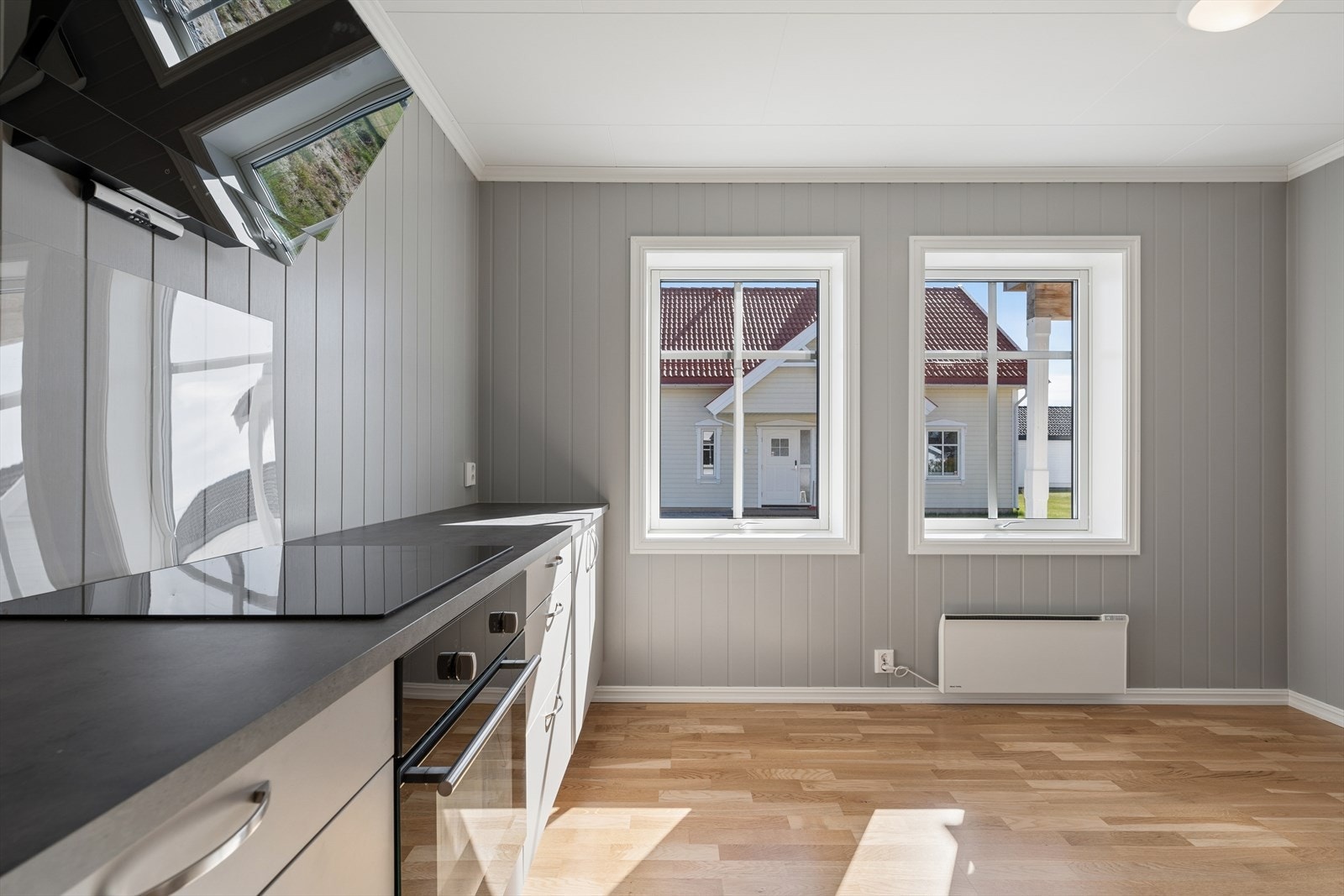 Rommet legger naturlig til rette for en hyggelig spiseplass. Galleribilde