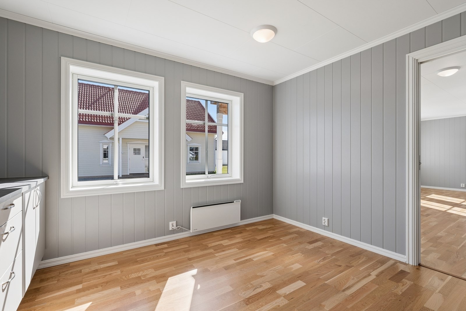 Den åpne løsningen gir en naturlig overgang mellom kjøkken og spiseplass. Galleribilde