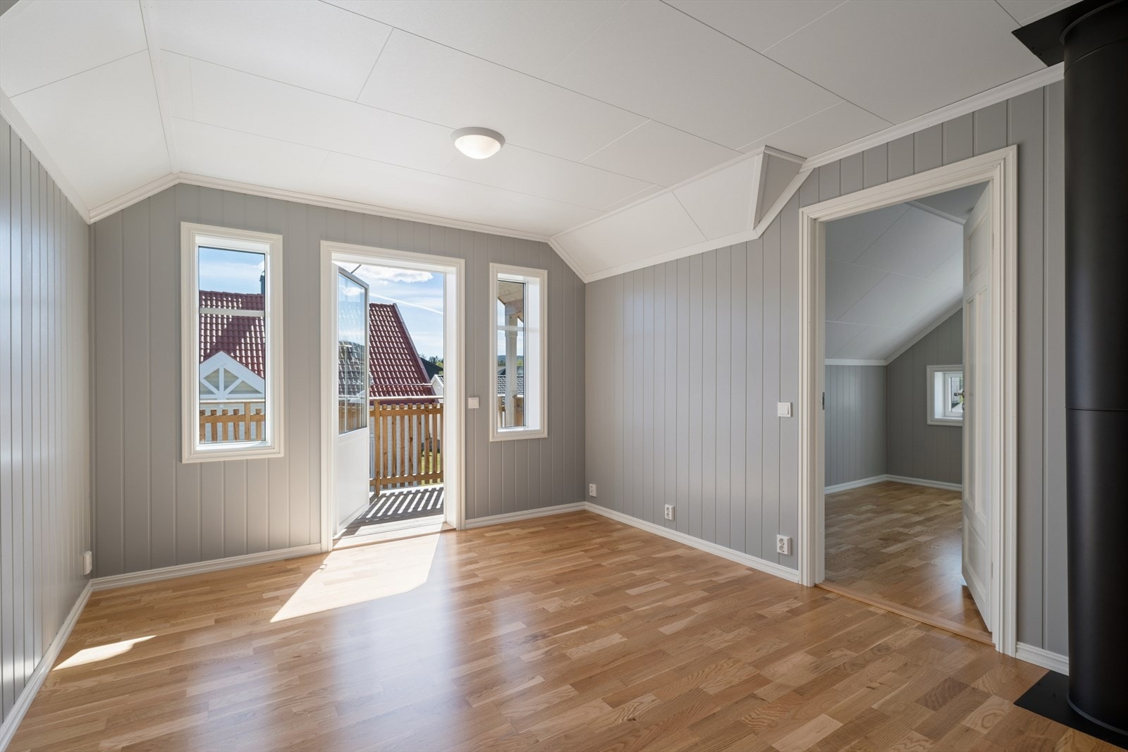 Fra loftstuen er det direkte utgang til en balkong på cirka 6 kvadratmeter. Galleribilde