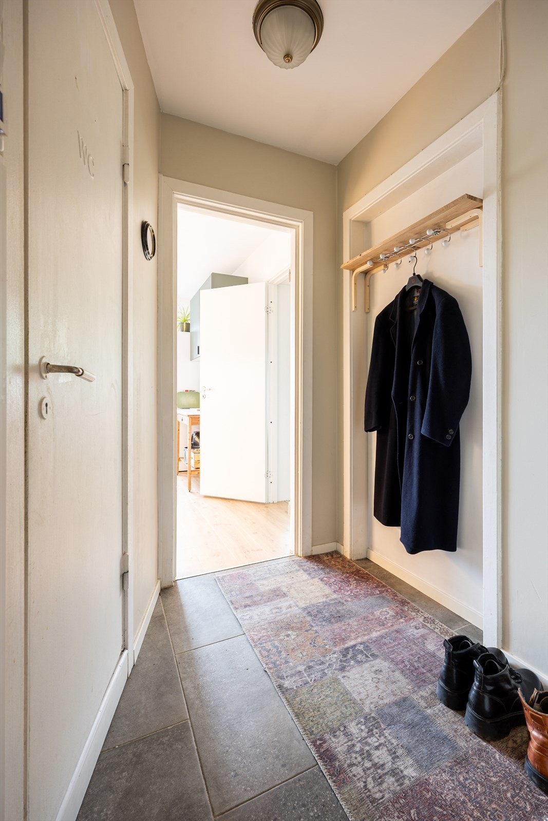Entré/gang med adkomst til boligens rom og praktisk opphengsplass Galleribilde