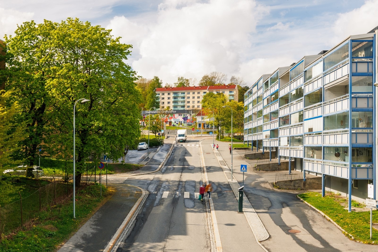 Etablert boligområde med blokkbebyggelse, grøntdrag og servicetilbud i nærheten Galleribilde