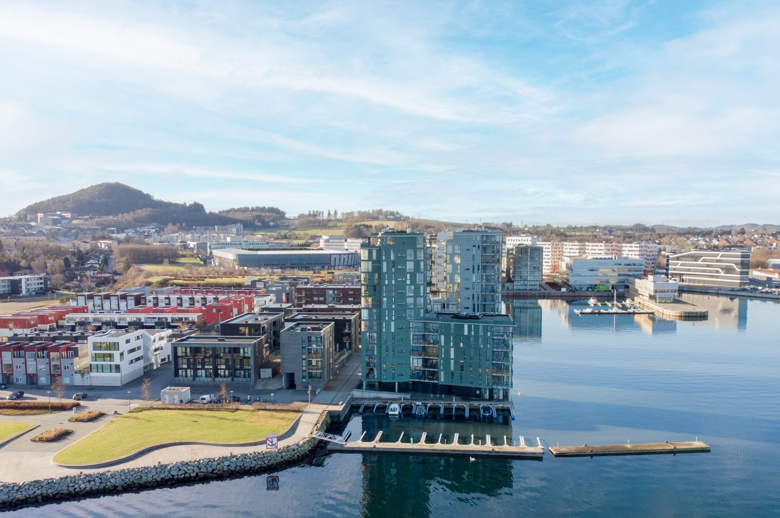 Oversikt over eiendommens beliggenhet ved sjøen, med Viking stadion i bakgrunnen. Galleribilde