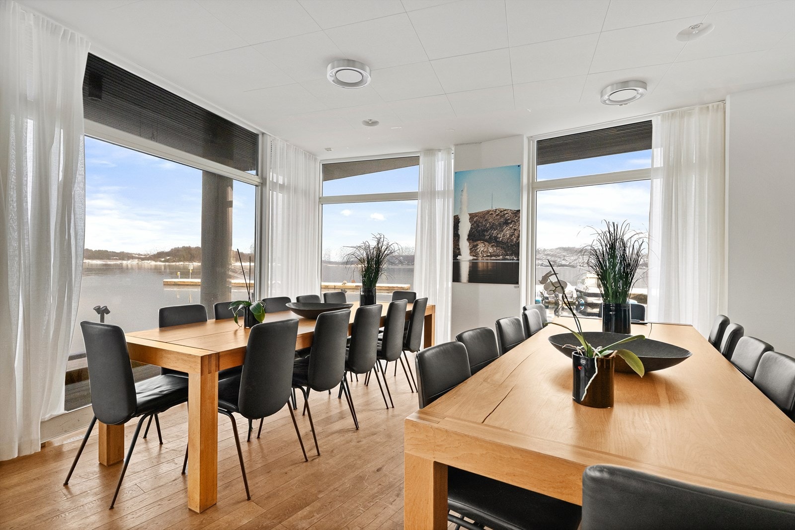 selskapslokale på ca. 45 kvm med en helt unik beliggenhet i vannkanten. Galleribilde