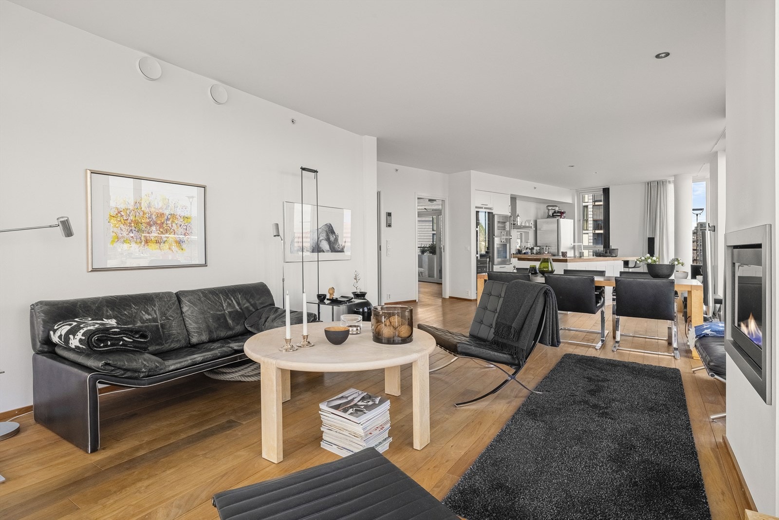 Stuen er romslig og lett å møblere, med plass til flere sittegrupper. Galleribilde
