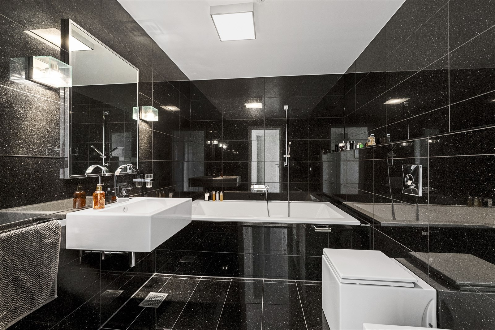 Badet har fliser på gulv og vegger, og gulvet har varmekabler for økt komfort. Galleribilde