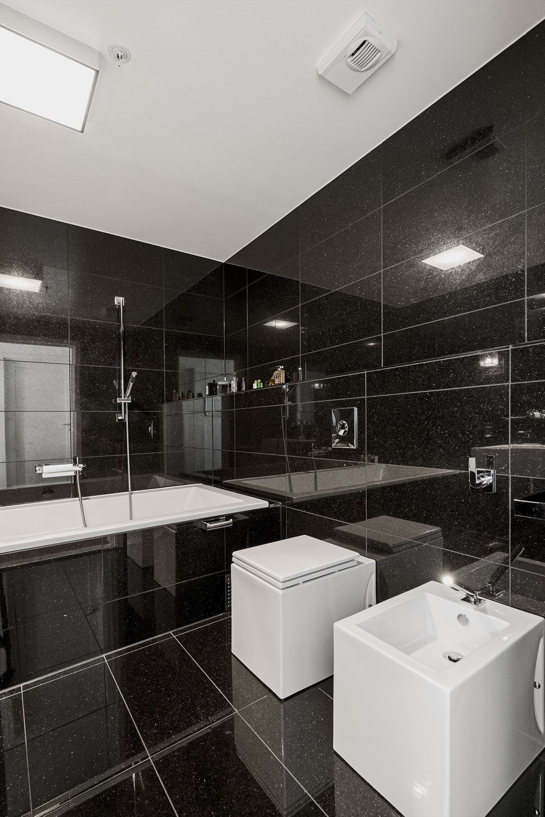Badet har mekanisk avtrekk i taket, som er en del av byggets felles ventilasjonsanlegg. Galleribilde
