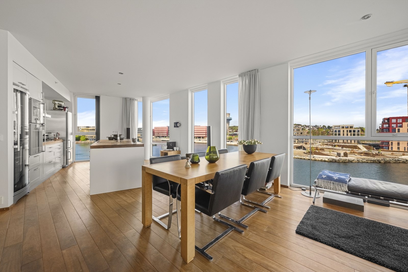 Det er god plass til en romslig spisegruppe i tilknytning til kjøkkenet. Galleribilde