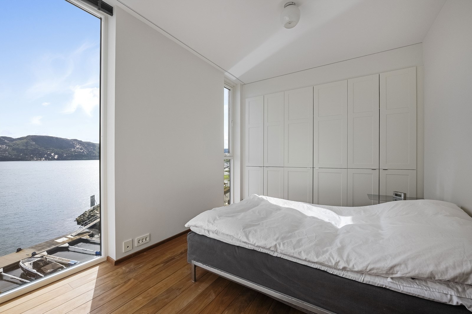 Hovedsoverommet har rikelig med garderobeplass og store vindusflater. Galleribilde