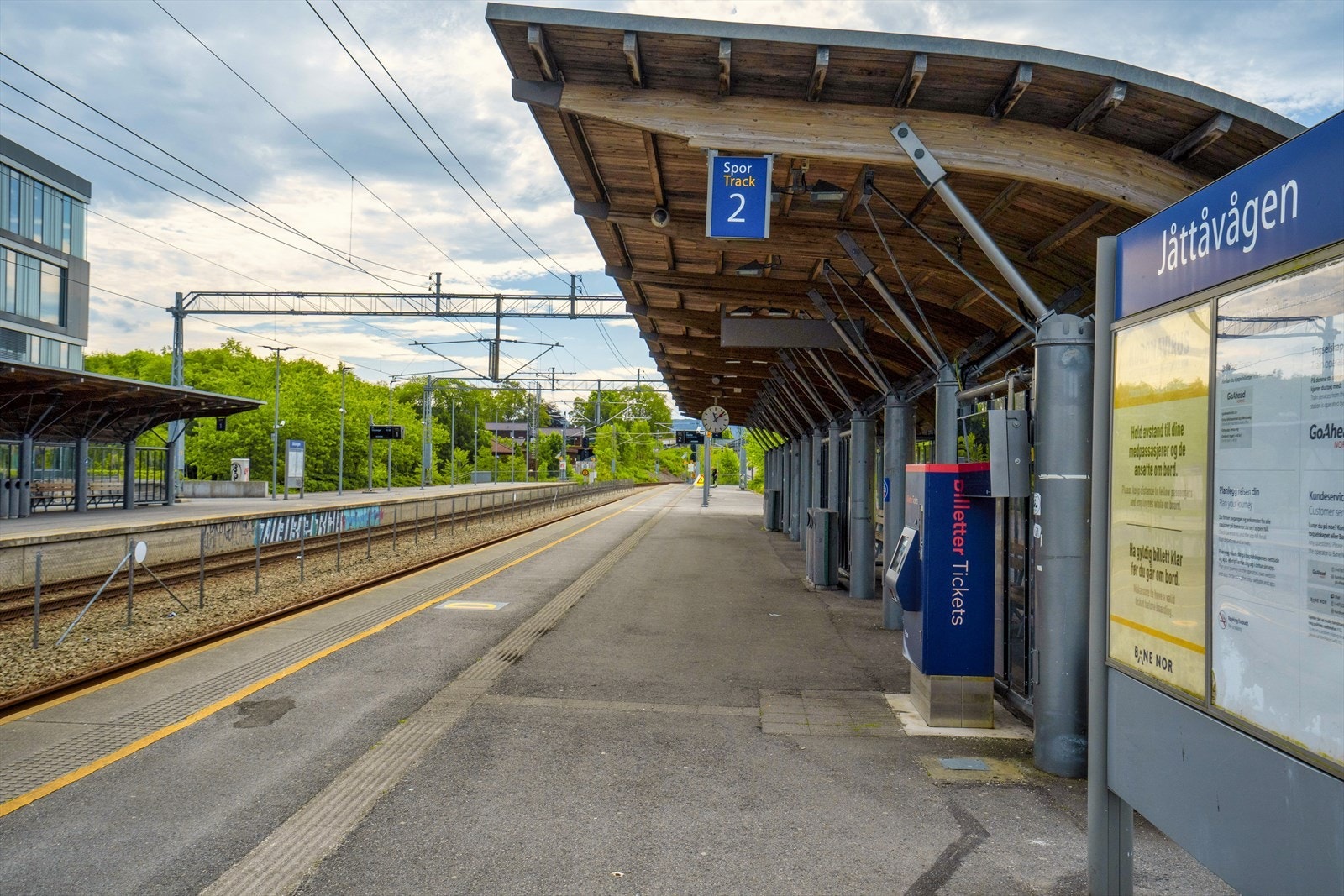 Fra Jåttåvågen stasjon, kun 12 minutters gange unna, er det effektiv togforbindelse til Stavanger og Sandnes. Galleribilde