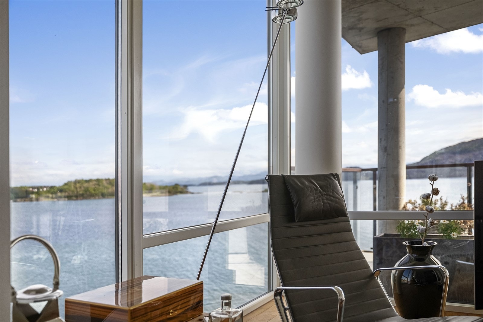 Vinduene er fabrikkmalte og har utvendige beslag. Galleribilde