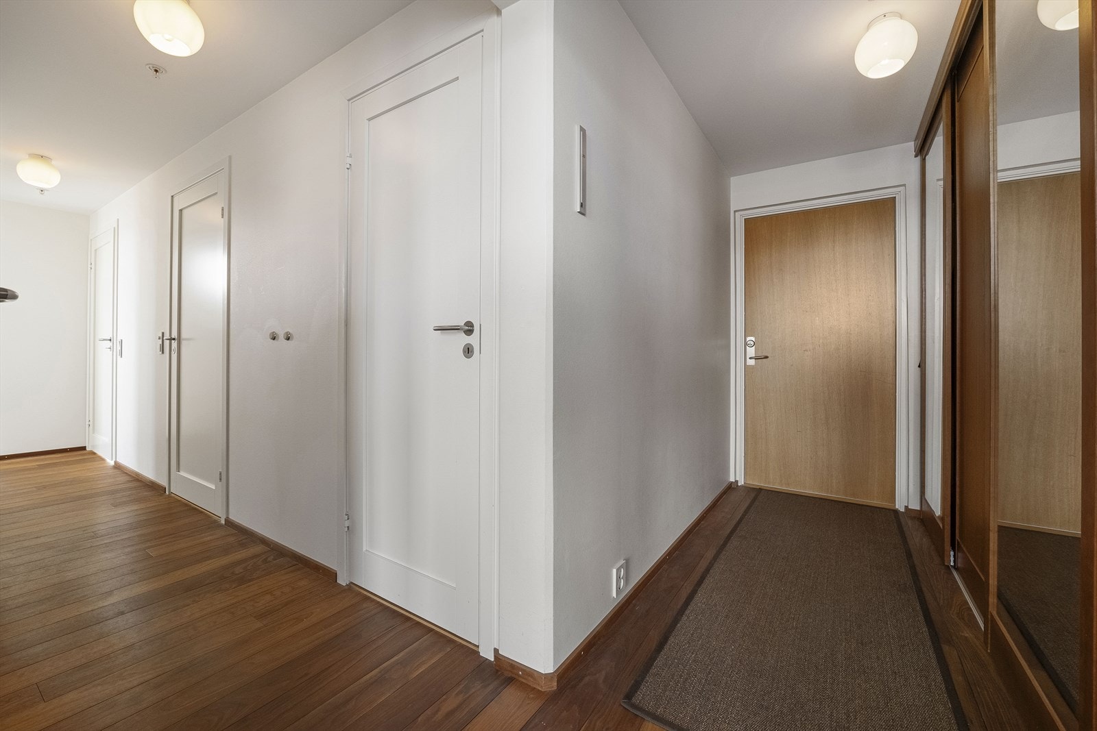 Fra gangen er det tilgang til soverom, to bad, gjestetoalett og bod. Dørene er fabrikkmalte fyllingsdører fra Scanflex. Galleribilde