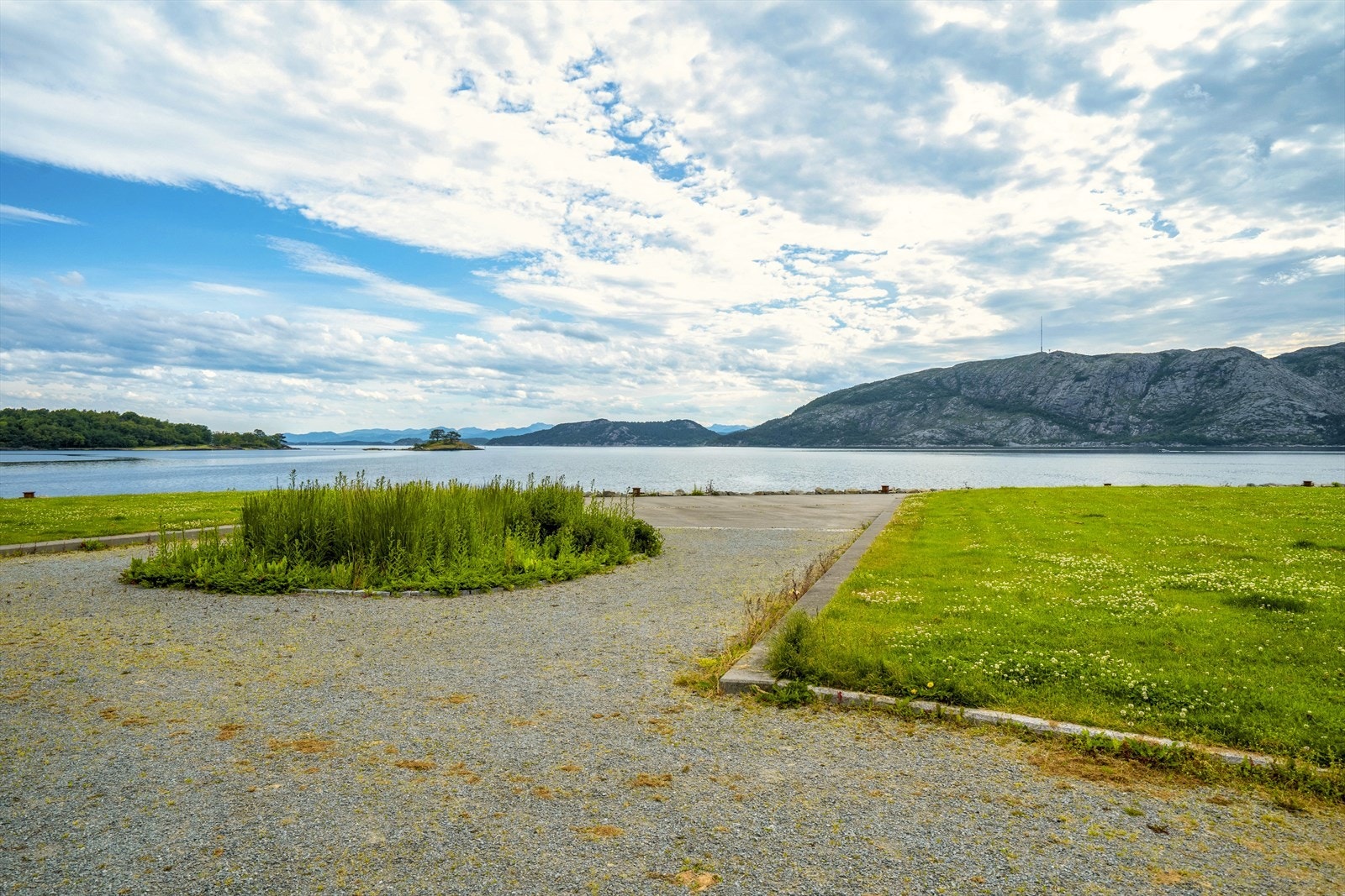 Leiligheten ligger i et fredelig område med umiddelbar nærhet til sjøen og rekreasjonsområder. Galleribilde