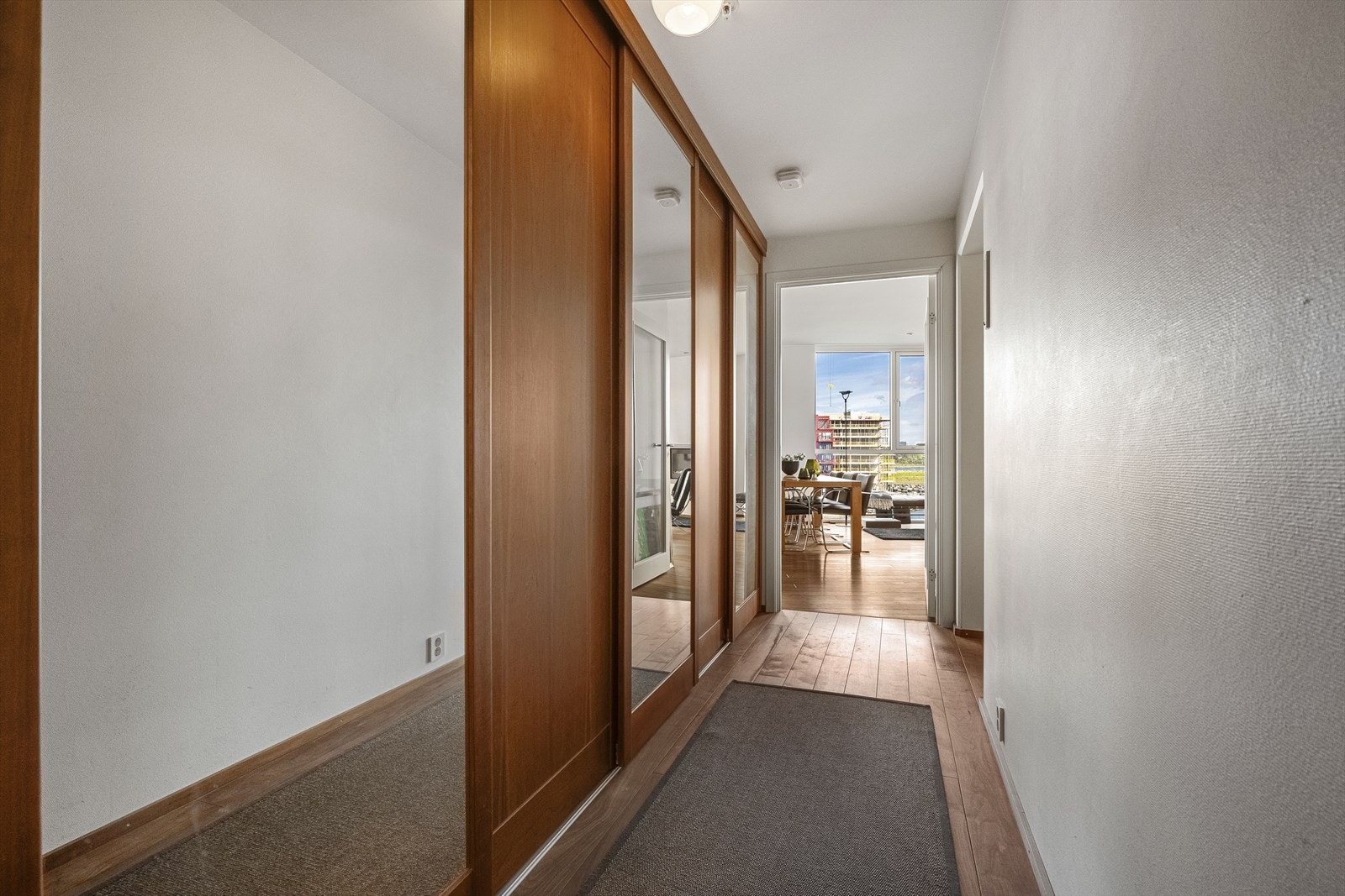 Entréen har god plass til oppbevaring og leder videre inn i boligens sosiale sone. Galleribilde