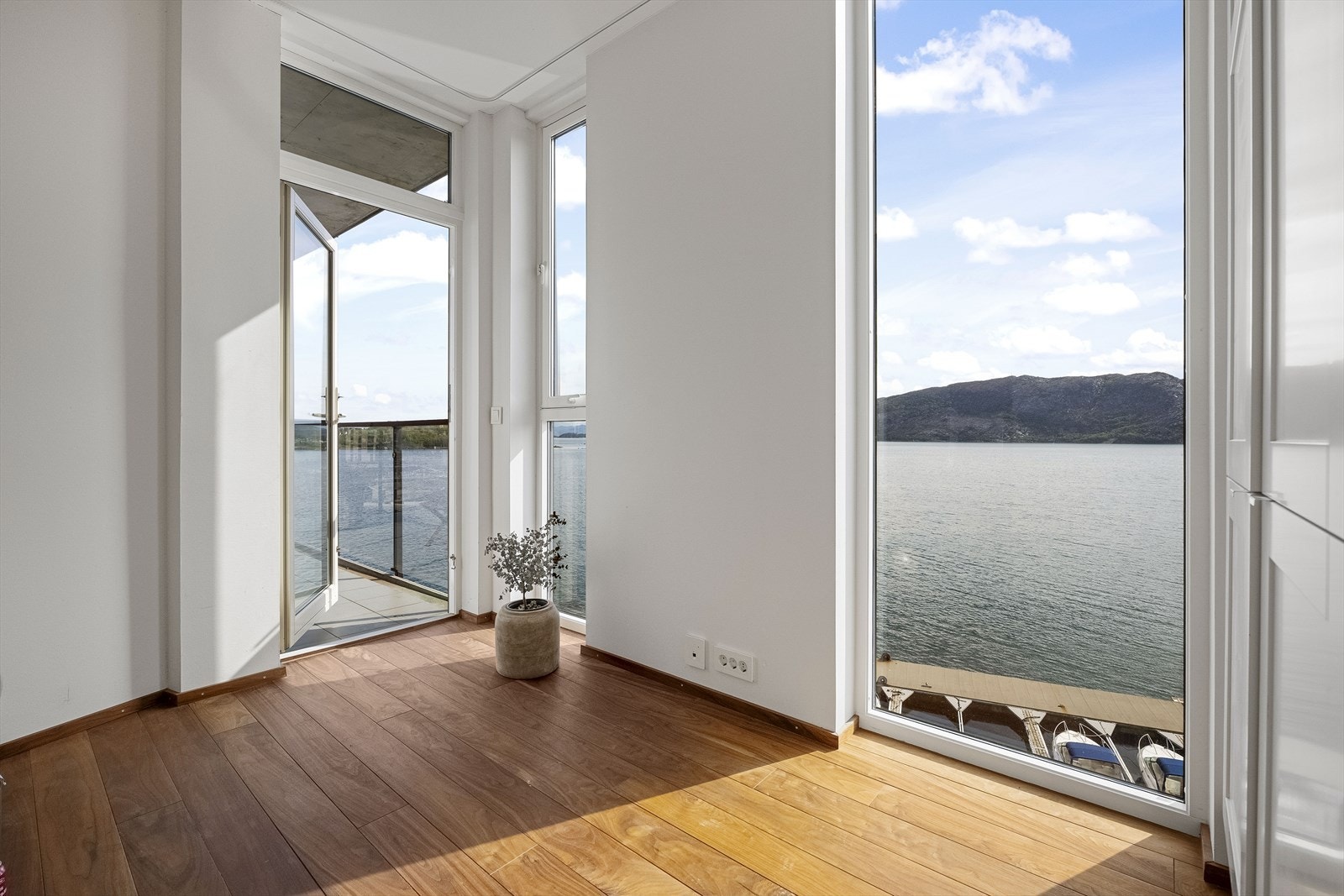 Det tredje soverommet har også utgang til balkong og kan alternativt benyttes som kontor eller gjesterom. Galleribilde