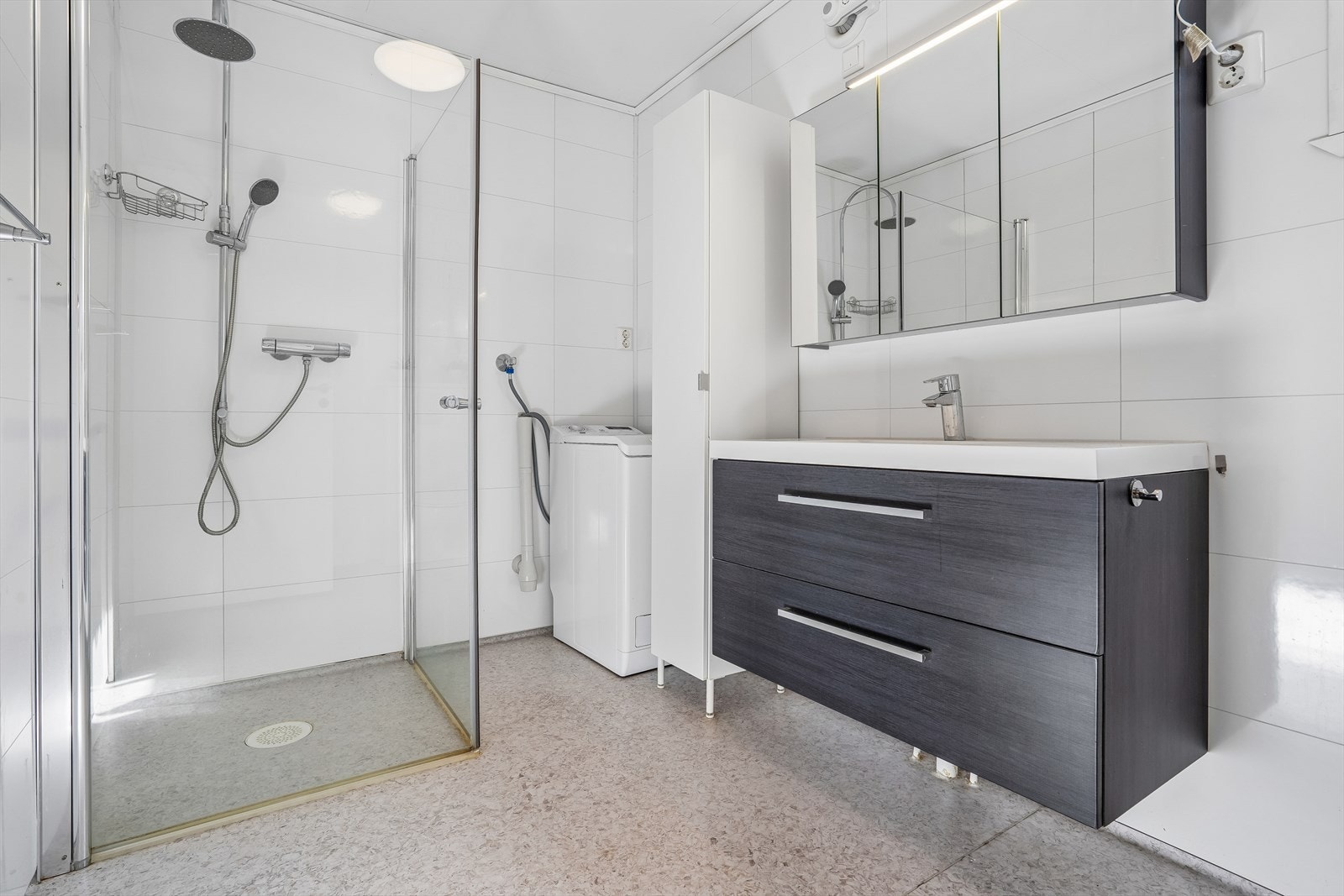 Badet er på 7,1 kvm. og er utstyrt med servantskap, dusjnisje, WC og opplegg for vaskemaskin. Galleribilde