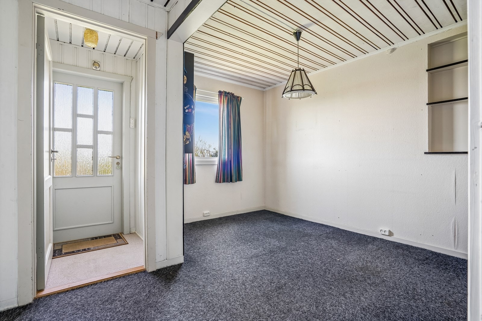 Fra stuesonen er det direkte utgang til hagen. Galleribilde