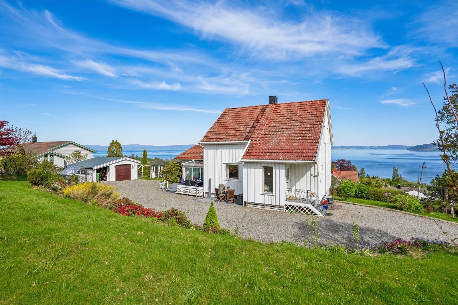 En innholdsrik enebolig over tre plan med attraktiv beliggenhet på Torp. Galleribilde