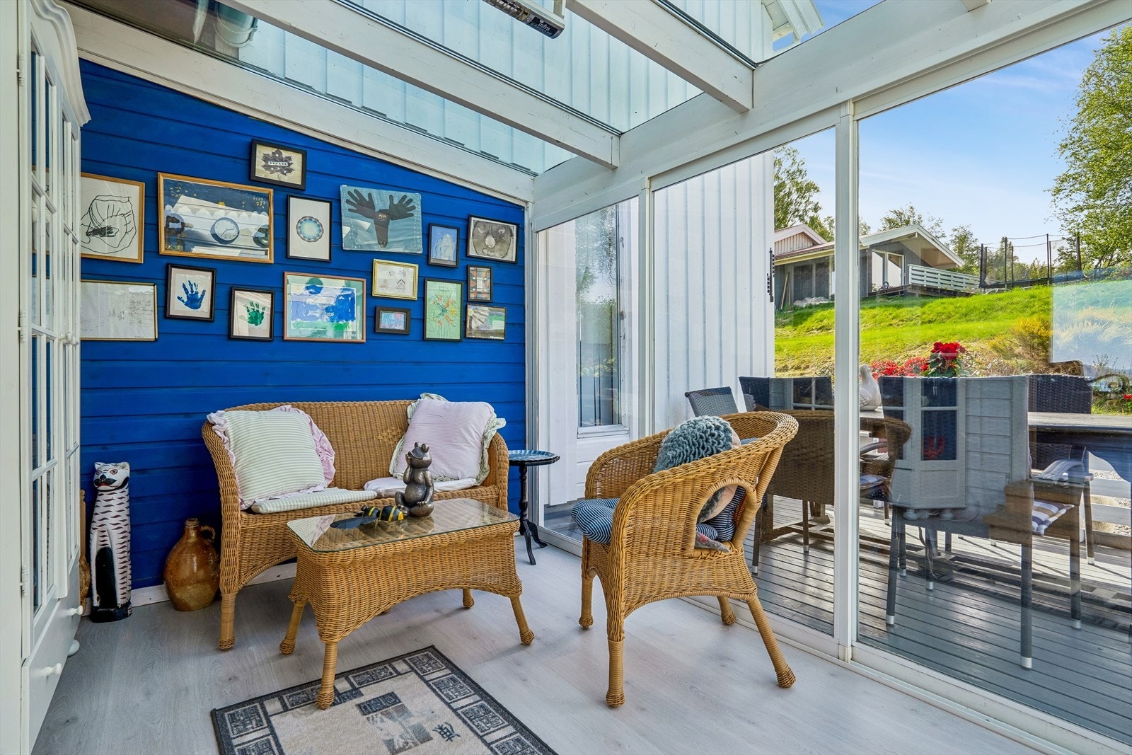 Mellom verandaen og stuen er det innglasset veranda som fungerer som et lunt uterom. Galleribilde