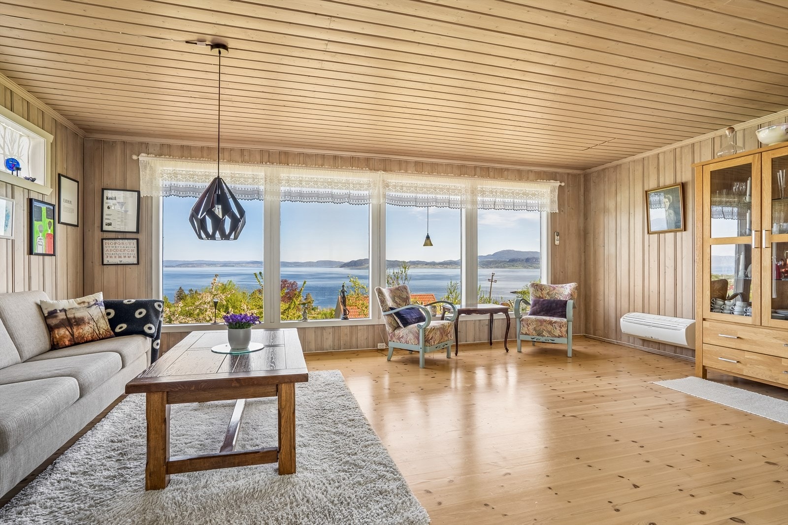 Stuen har store vindusflater som gir godt med naturlig lysinnslipp. Galleribilde