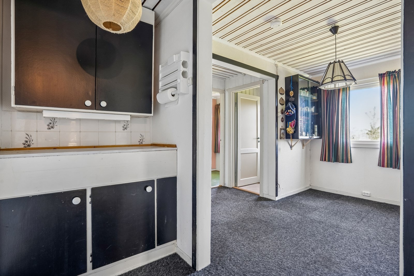 Kjelleren består av stue, stoverom, bad, 4 boder og et vaskerom. Galleribilde