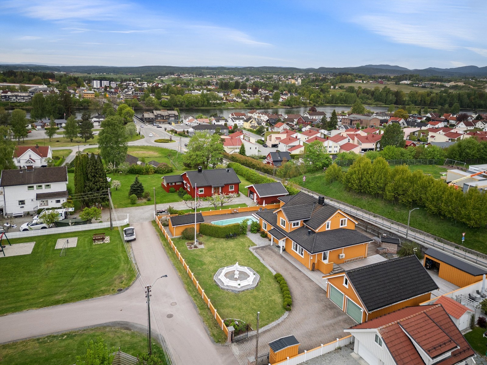 Parkering dobbelgarasje og på gårdsplass belagt med belegningsstein
Foto: Emotional Landscape Production Ole Thoresen Galleribilde